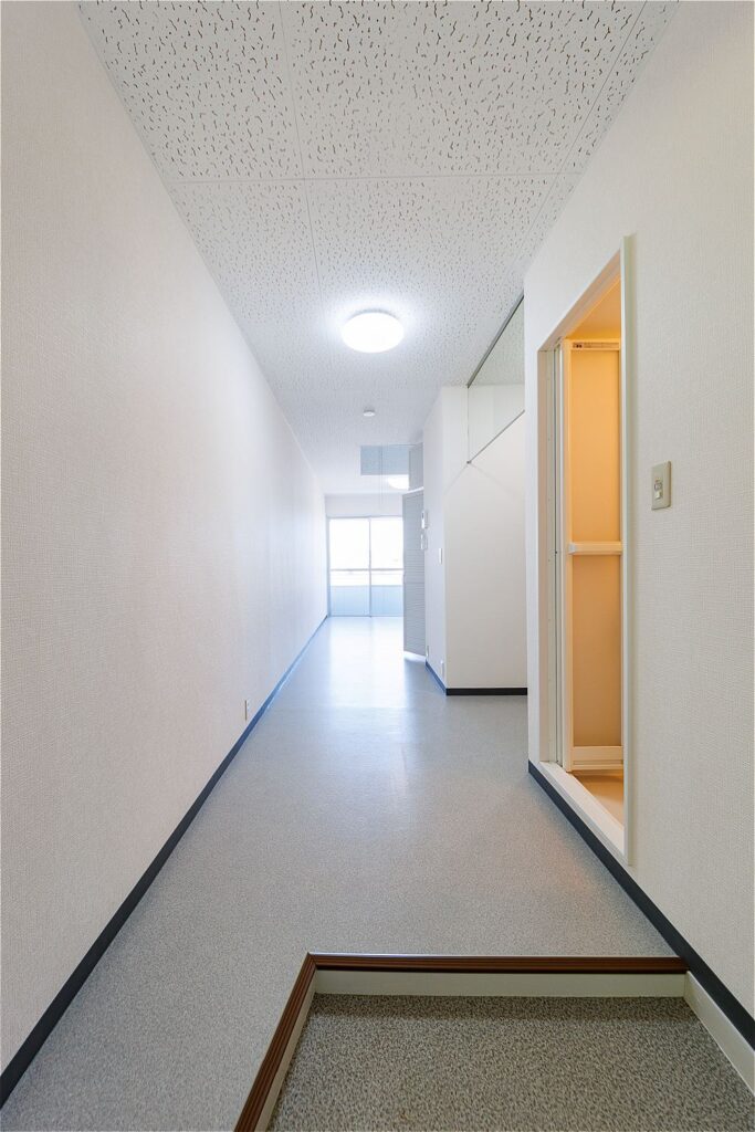 玄関から見た部屋の写真